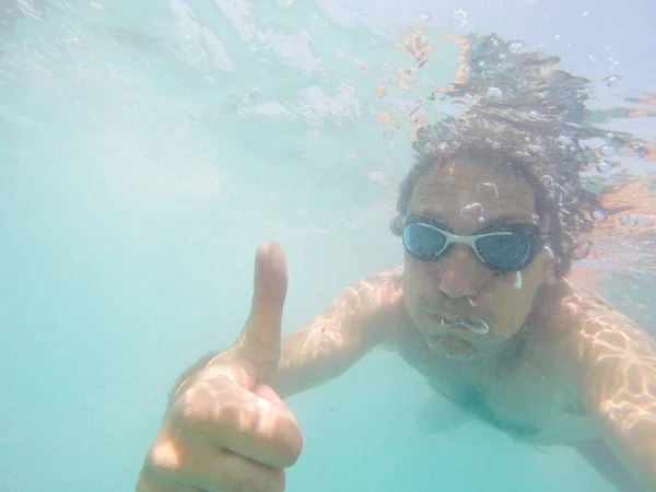 Unterwasser-Ansicht eines Mannes, der im Meer schwimmt — Stockfoto