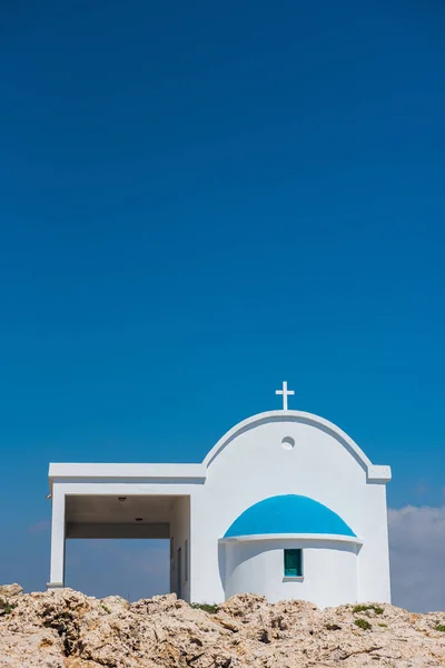 Traditionella vita kapellet med blått tak vid havet. Agioi — Stockfoto