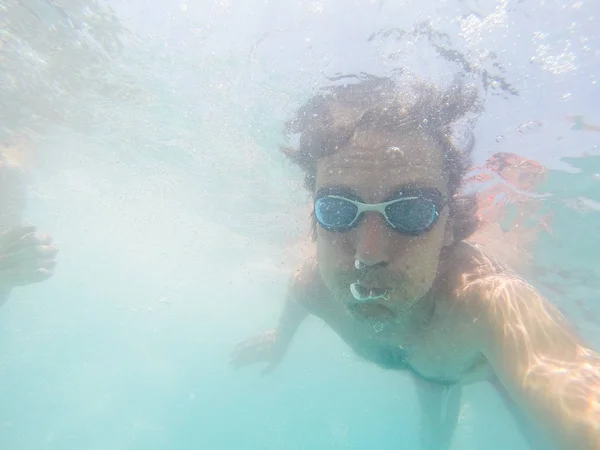 Podwodne widoki człowieka pływanie w morzu — Zdjęcie stockowe