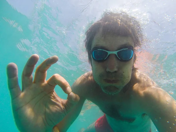 Bir adamın Denizde yüzme sualtı görüntüleme — Stok fotoğraf