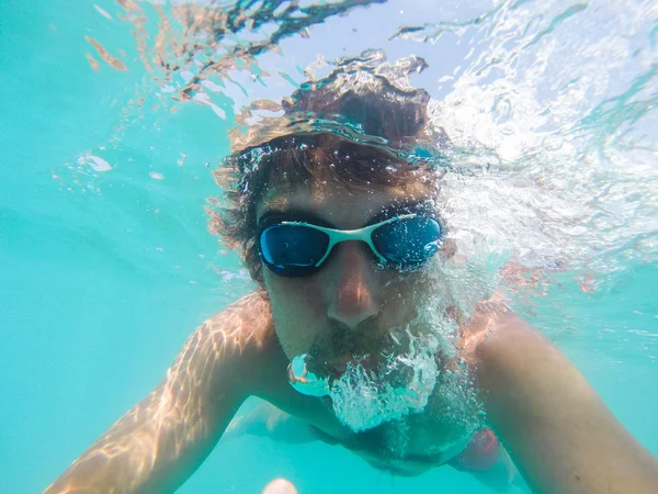 Unterwasser-Ansicht eines Mannes, der im Meer schwimmt — Stockfoto