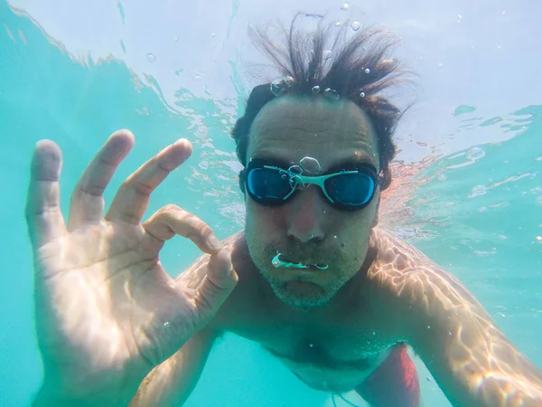 Underwater view of a man swimming in the sea — Stock Photo, Image