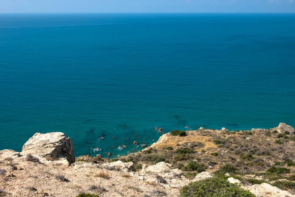 Vue sur la mer et le littoral depuis une hauteur rocheuse — Photo