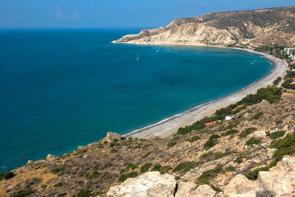 Vista al mar y a la costa desde una altura rocosa —  Fotos de Stock