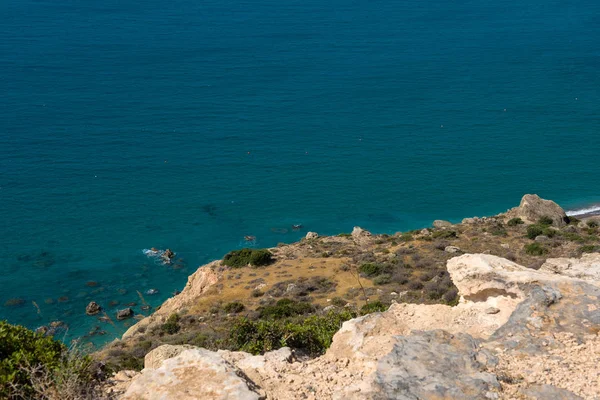 Vista mar e litoral a partir de uma altura rochosa — Fotografia de Stock