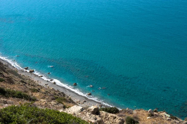 Vista mar e litoral a partir de uma altura rochosa — Fotografia de Stock