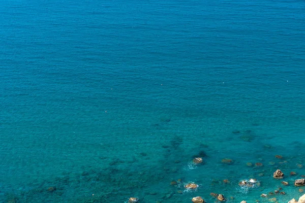 Вид на море и побережье с каменистой высоты — стоковое фото