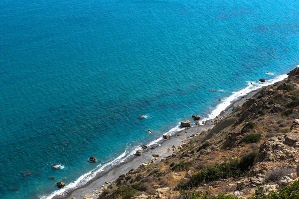 Vue sur la mer et le littoral depuis une hauteur rocheuse — Photo