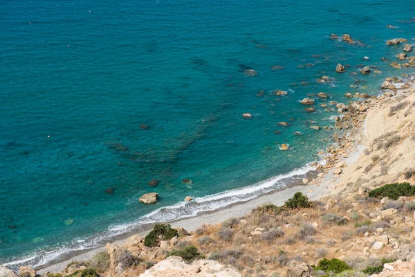 Vista al mar y a la costa desde una altura rocosa — Foto de Stock