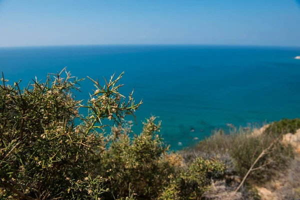 Vista mar e litoral a partir de uma altura rochosa — Fotografia de Stock