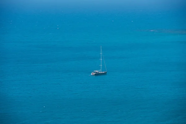 Ensam yacht segling på öppet hav. Resor-konceptet — Stockfoto