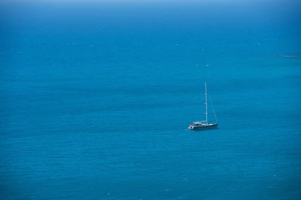 Ensam yacht segling på öppet hav — Stockfoto