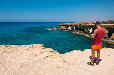 Adam uçuyor ve bir video ile DJI indeks işlem Phantom Pro 4 drone ile yapma