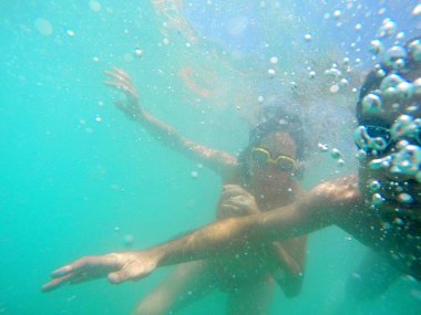 Su altında denizde eğleniyor Çift