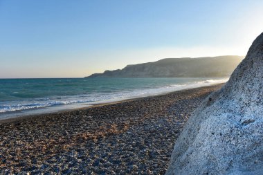 Dalgalar deniz ve plaj gün batımında