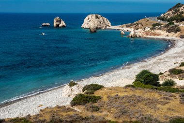 Petra tou Roumiou, Afrodit kayalıkları. Medi üzerinde kayalık sahil şeridi
