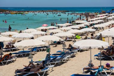 Nissi beach resort. Beyaz kum ve kristal açık deniz suyu. Cypr