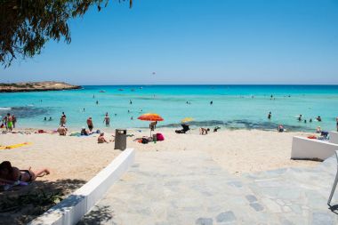 Nissi beach resort. Beyaz kum ve kristal açık deniz suyu. Cypr