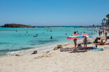 Nissi beach resort. Beyaz kum ve kristal açık deniz suyu. Cypr