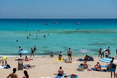 Nissi beach resort. Beyaz kum ve kristal açık deniz suyu. Cypr