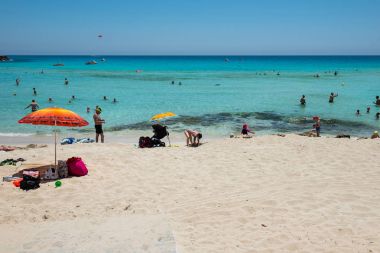 Nissi beach resort. Beyaz kum ve kristal açık deniz suyu. Cypr