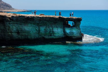 Turistler deniz mağaraları, Ayia Napa, Kıbrıs