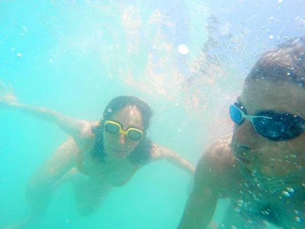 海で水中の楽しみを持っているカップル — ストック写真