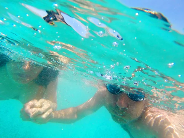 Couple s'amuser sous l'eau dans la mer — Photo