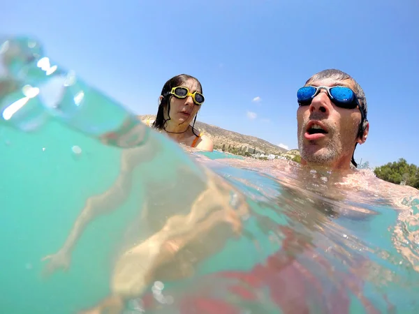 海で水中の楽しみを持っているカップル — ストック写真