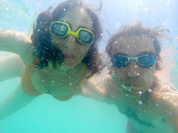 Casal se divertindo debaixo d 'água no mar — Fotografia de Stock