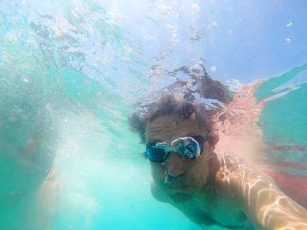 Casal se divertindo debaixo d 'água no mar — Fotografia de Stock
