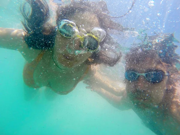 Pár szórakozik víz alatt a tenger — Stock Fotó