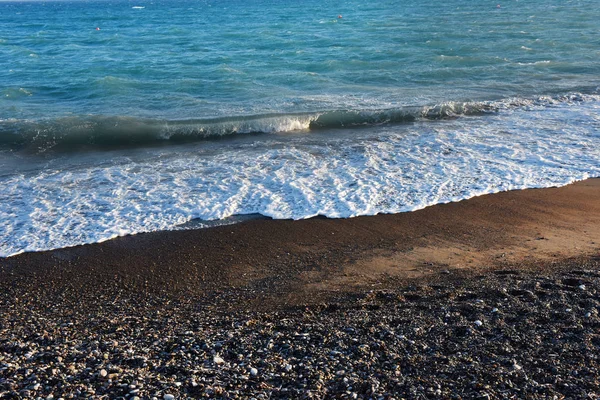 Морські хвилі і пляж на заході сонця — стокове фото