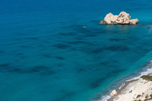 Petra tou Roumiou, Aphrodite's rock. Rocky coastline on the Medi — Stock Photo, Image