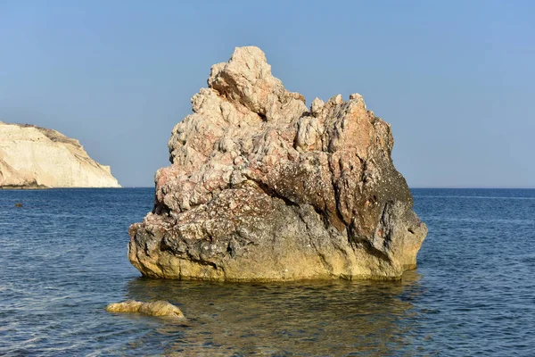 Skała Afrodyty w późno po południu światła. Petra tou Roumiu, Cyp — Zdjęcie stockowe