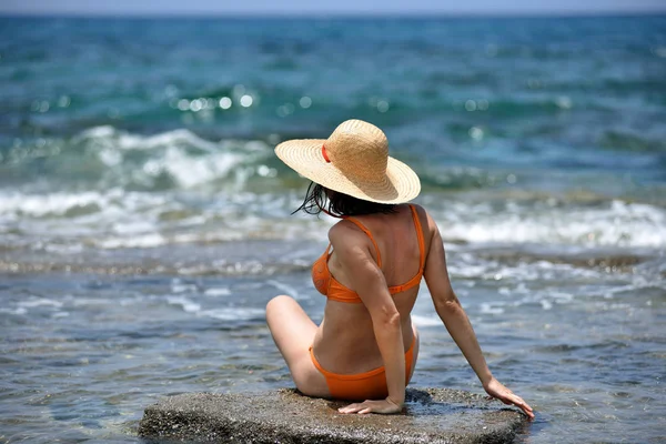 Sexy bikini opalanie kobieta relaks na plaży w kapeluszu — Zdjęcie stockowe