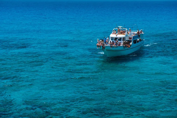 Туристическая лодка приближается к морским пещерам Айя-Напы — стоковое фото