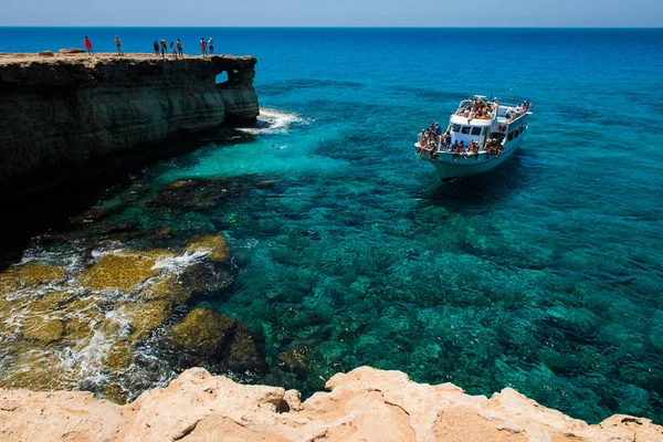 Turist båt närmar sig havet grottor av Ayia Napa — Stockfoto