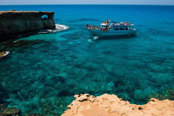 Touristenboot nähert sich den Meereshöhlen von Ayia Napa — Stockfoto