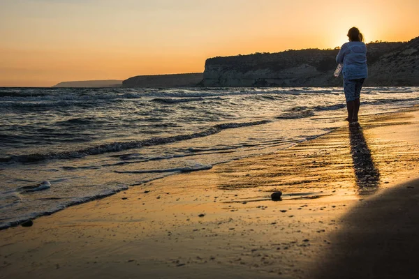 Due donne che si godono il tramonto su una spiaggia — Foto Stock