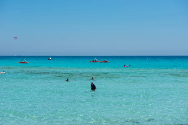 Nissi beach resort. Witte zand en kristalhelder zeewater. Cypr — Stockfoto