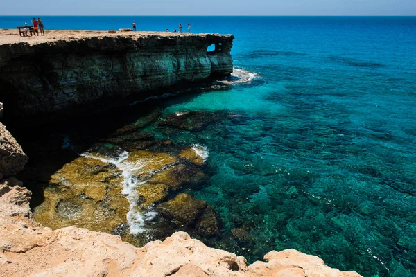 A turisták a tengeri barlangok, Ayia Napa, Ciprus — Stock Fotó