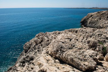 Kıbrıs'ta kayalık sahil şeridi