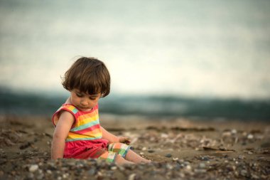 Bir kumsalda oynarken toddler bebek 