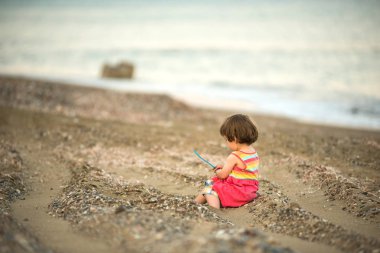 Bir kumsalda oynarken toddler bebek 