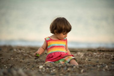 Bir kumsalda oynarken toddler bebek 