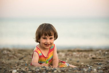 Bir kumsalda oynarken toddler bebek 