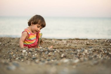 Bir kumsalda oynarken toddler bebek 