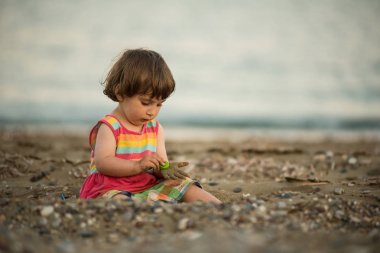 Bir kumsalda oynarken toddler bebek 