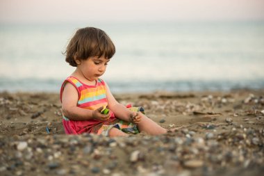 Bir kumsalda oynarken toddler bebek 